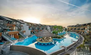Ein luxuriöser Poolbereich mit Swim-up-Bar im Liberty Fabay, umgeben von modernen Hotelgebäuden und Palmen.