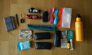 Packliste Jordanien: Notizbuch, Stift, Schloss, Stirnlampen, Seil, Besteck, Beutel, Brillenetuis, Sonnenbrille, Reiseapotheke, Wasserflasche.
