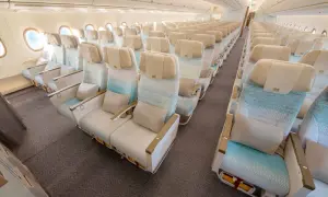 Geräumige Sitze im Airbus A380 innen, bereit für eine luxuriöse Reise.