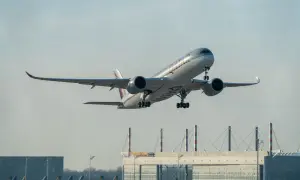 Qatar Airways Flugzeug hebt ab, bereit für den nächsten Flug. Ein Umsteigen am Flughafen Doha ist vielleicht die nächste Station.
