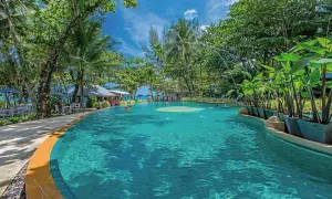 Einladender Poolbereich im Moracea by Khao Lak Resort, umgeben von tropischer Vegetation und Palmen.
