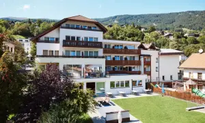 Das TUI Kids Club Alpina Tirol bietet Spaß für Kinder auf dem Spielplatz neben dem Hotel.