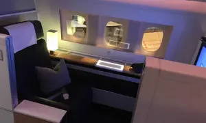Luxuriöse Kabine in der First Class. Die hohen first class flug kosten spiegeln sich in diesem Komfort wider.