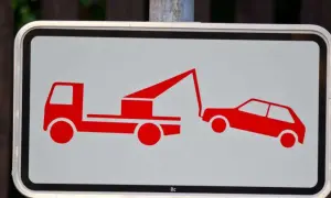 Verkehrsschild: Abschleppwagen holt Auto ab. Ein widerspruchsloses Ende für eine Leerfahrt, die teuer wird.