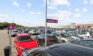 Großer Parkplatz am Flughafen Weeze. Hier finden Sie gute Parken Tipps, um schnell einen Platz zu finden. Ausfahrt ist ausgeschildert.