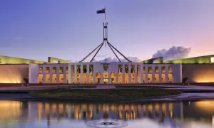 Das Parlamentsgebäude, die Hauptstadt Australiens, im Abendlicht mit reflektierendem Wasserbecken.