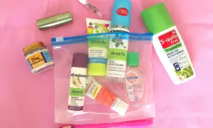 Reiseapotheke für den Flug: Tiger Balm, Duschgel, Insektenschutz und Zahnpflege.