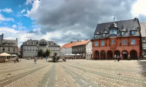 Ein belebter Marktplatz mit historischen Fachwerkhäusern und einem Brunnen. Perfekt für Ausflugsziele Niedersachsen.