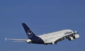 Lufthansa A380 hebt ab, bereit für den Flug von Frankfurt nach Los Angeles.