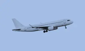 Flugzeug im Steigflug, bereit für die nächste Reise. Eine perfekte Ergänzung zur Checkliste Flugreise.