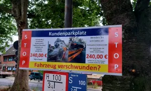 Schild warnt vor hohen **Abschleppkosten ohne Abschleppen** bei Falschparken auf Kundenparkplatz. 240€ Strafe!