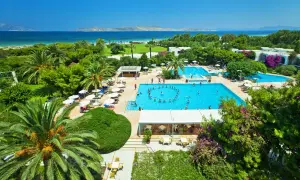 Ein luxuriöses Resort am Caravia Beach mit mehreren Pools, Palmen und Blick auf das Meer.