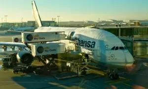 Lufthansa A380 am Gate, bereit für den Flug. Die Sicherheit der Fluggesellschaften wird durch sorgfältige Vorbereitung gewährleistet.