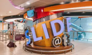 Die SLIDE@t3-Rutsche im Singapur Flughafen ist ein Spaß für Reisende.