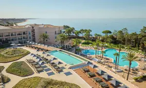 TUI Blue Falesia: Luxuriöses Resort mit mehreren Pools, Liegestühlen und Blick auf das Meer.
