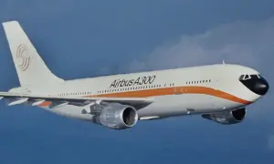 Ein Airbus A300 fliegt im blauen Himmel. Seit wann gibt es Flugzeuge? Diese Maschine ist ein Meilenstein der Luftfahrtgeschichte.