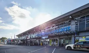 Flughafen Paderborn Lippstadt mit Schriftzug "Mein Heimathafen". Lageplan für Parken am Flughafen.