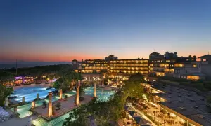 Ein luxuriöses Hotel mit Pools und Restaurants im Abendlicht. Der Robinson Nobilis lädt zum Entspannen ein.