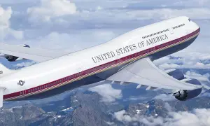 Air Force One, eine Boeing 747, fliegt über schneebedeckte Berge. Was kostet eine Boeing 747?