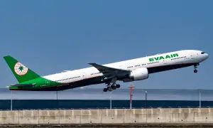 Ein EVA Air Flugzeug hebt ab. Keine Anzeichen eines Absturzes, nur ein starker Start.