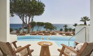 Entspannter Blick vom daia slow beach hotel conil auf den Pool und das Meer. Zwei Gläser Wein und ein Buch warten auf Sie.