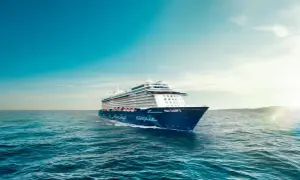 Ein großes Kreuzfahrtschiff, die "Mein Schiff 5", fährt auf dem Meer. Tolle Kreuzfahrt Tipps für Ihren nächsten Urlaub.