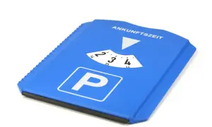 Blaue Parkscheibe mit P-Symbol und Anzeige der Ankunftszeit. Man kann die Parkscheibe weiterdrehen, um die Parkdauer einzustellen.