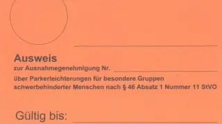 Oranger Parkausweis Berlin für Parkerleichterungen für Schwerbehinderte.