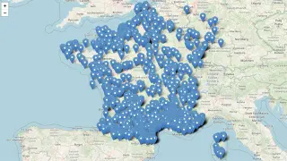 Blaue Stecknadeln markieren Orte in Frankreich und seinen Regionen, die sich über das Land und angrenzende Gebiete erstrecken.