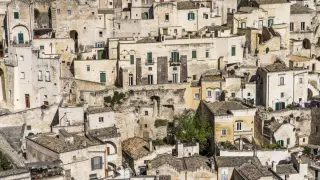Antike Steinhäuser schmiegen sich an die Hänge von Matera, Italien. Ein Labyrinth aus Gassen und Terrassen, das Geschichte atmet.