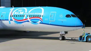 KLM feiert 100 Jahre. Ein Flugzeug der Royal Dutch Airlines, "Orange Blossom", wird geschleppt. Die Bedeutung von KLM ist hier klar: eine stolze Luftfahrtgeschichte.