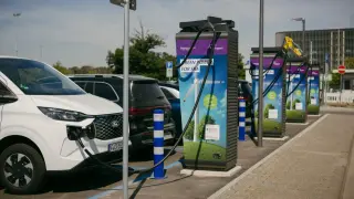 E-Auto laden am Frankfurt Flughafen. Mehrere Ladestationen mit grüner Energie für Frankfurt.