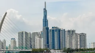 Moderne Skyline von Ho Chi Minh Stadt mit dem Landmark 81, einer Brücke und dem Fluss Saigon.