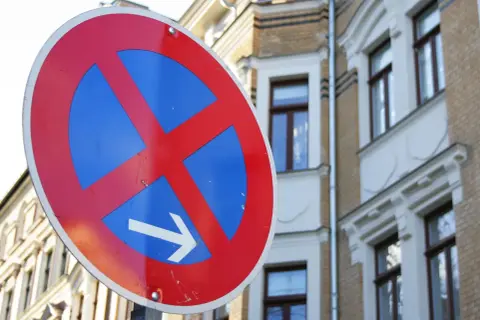 Absolutes Halteverbot: Achtung, hier droht das Abschleppen! Ein Schild warnt vor dem Parken.