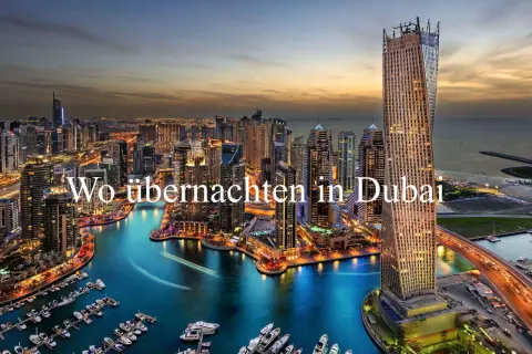 Glitzernde Skyline von Dubai bei Nacht, mit beleuchteten Wolkenkratzern und einem Yachthafen. Perfekt für einen Dubai Zwischenstopp.