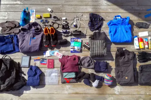 Packliste Norwegen: Kleidung, Schuhe, Technik, Reiseunterlagen und Hygieneartikel für das Abenteuer.