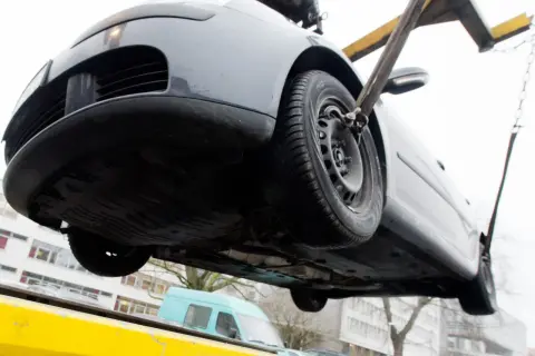 Ein Auto wird abgeschleppt. Die Abschleppkosten pro km können je nach Anbieter variieren.