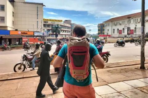 Bunte Rucksäcke und Motorräder in Uganda. Perfekt für die Packliste Uganda, wenn man die Stadt erkundet.