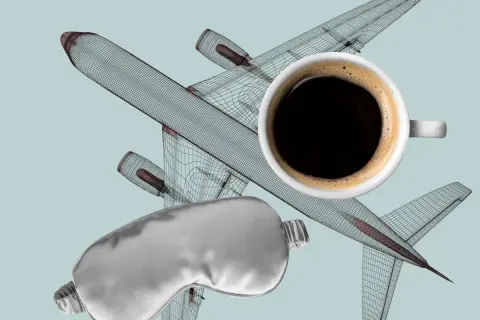 Flugzeugmodell, Schlafmaske und Kaffee – bereit für den Jetlag USA.