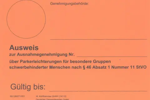 Oranger Parkausweis Berlin für Parkerleichterungen für Schwerbehinderte.