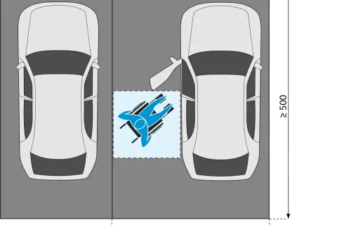 Zwei Autos parken nebeneinander. Ein Symbol zeigt einen Rollstuhlfahrer, der den Platz zwischen den Autos nutzt. Dies ist ein parkplatz behindertengerecht.