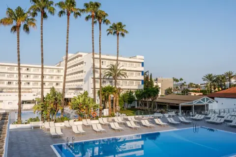 TUI Suneo Santa Ponsa: Ein Hotel mit Pool und Palmen, bereit für sonnige Tage.