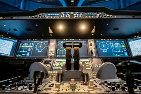 Moderne Cockpit-Instrumente von Airlines, bereit für den nächsten Flug.