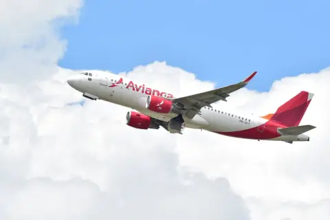 Ein Avianca-Flugzeug steigt in den Himmel auf, umgeben von Wolken. Manche sagen, es sei das unsicherste Flugzeug der Welt, aber es sieht doch ziemlich stabil aus.