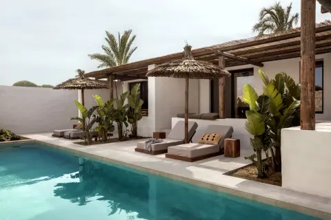 Entspann dich am Pool unter dem Strohdach. Hier gibt es Liegen, Palmen und eine tolle Aussicht. Ein perfekter Ort für deinenOku Kos Urlaub.