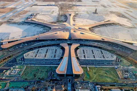 Der Berliner Flughafen im Bau, eine beeindruckende Architektur, die die Bauzeit widerspiegelt.