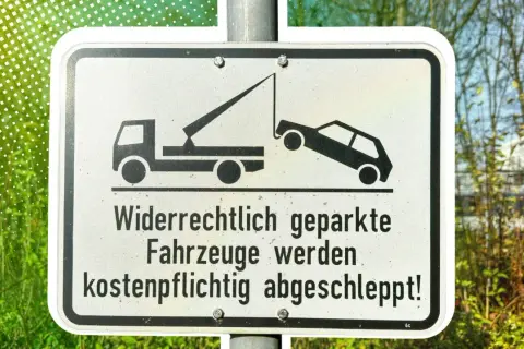 Achtung! Widerrechtlich geparkte Fahrzeuge werden kostenpflichtig abgeschleppt. Vermeiden Sie Strafen und teure Abschleppkosten.