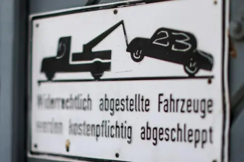 Schild: widerrechtlich abgestellte Fahrzeuge werden kostenpflichtig abgeschleppt. Informiert über auto abgeschleppt kosten pro tag.