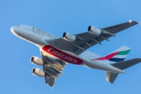 Emirates A380 steigt auf, bereit für den Dubai Airport Transit.