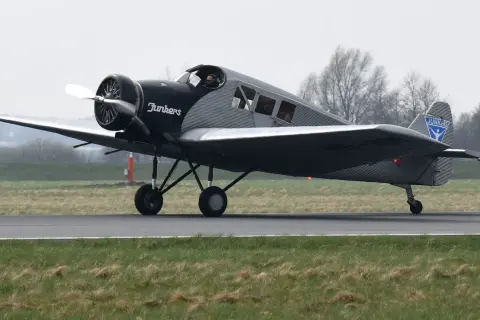 Junkers F 13, das erste Passagierflugzeug Deutschlands, rollt auf dem Rollfeld.